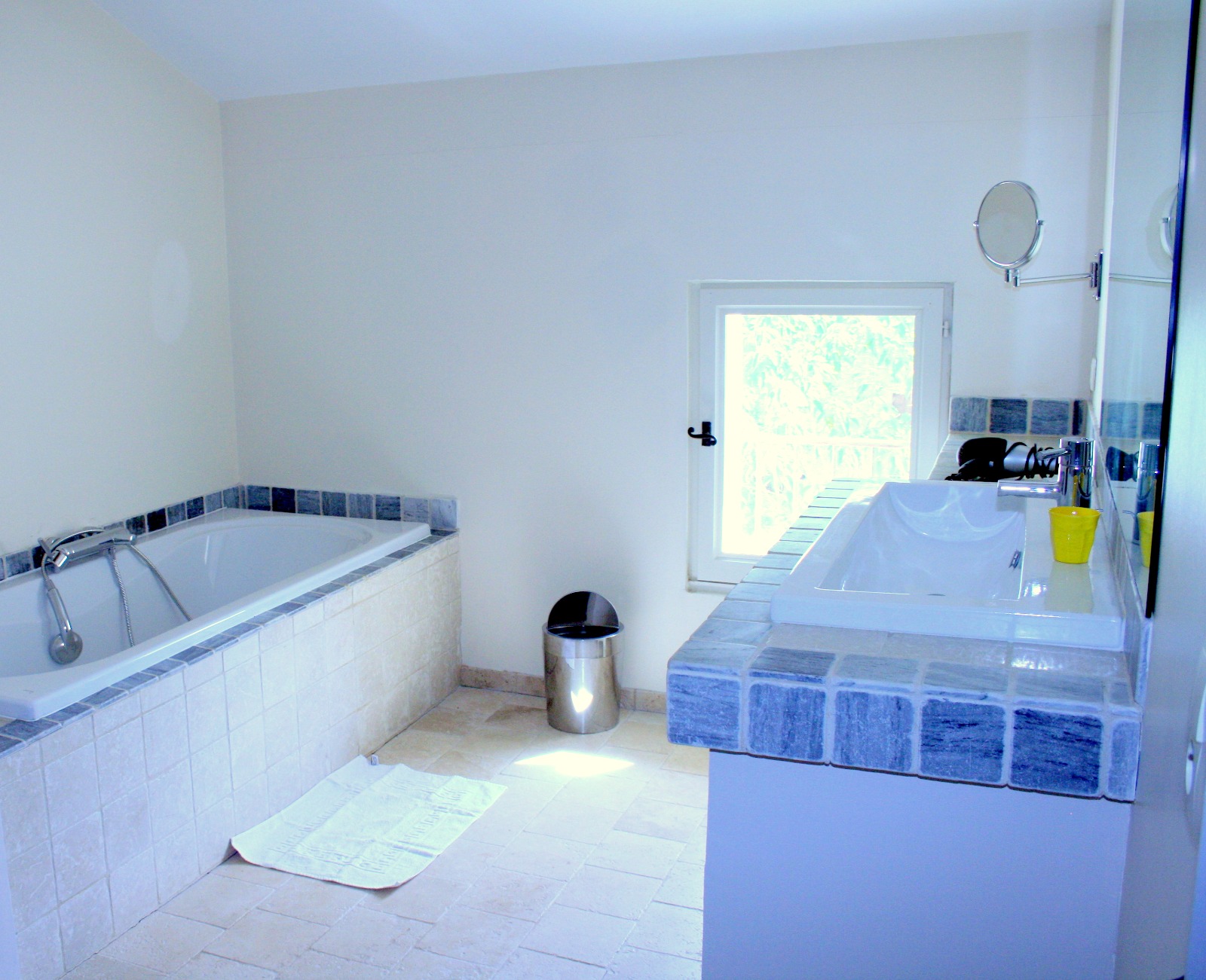 Salle de bains avec douche et baignoire